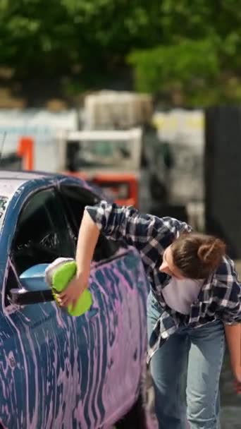 Piękna Młoda Dziewczyna Myje Samochód Myjni Używając Gąbki Roztworu Czyszczenia — Wideo stockowe