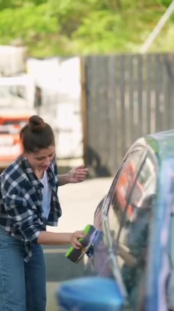 Scena Myjni Samochodowej Uchwyca Dziewczynę Akcji Gdy Myje Samochód Gąbką — Wideo stockowe