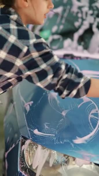 Zaangażowana Czyszczenie Samochodów Oszałamiająca Dziewczyna Używa Gąbki Środka Czyszczącego Mycia — Wideo stockowe