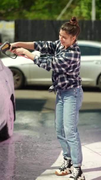 Myjni Widziano Zachwyconą Młodą Kobietę Używającą Pistoletu Piankowego Mycia Samochodu — Wideo stockowe