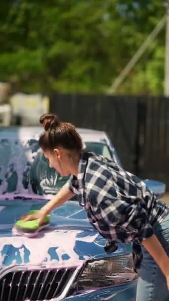 Gąbką Ręku Ładna Dziewczyna Myje Samochód Myjni Używając Środka Czyszczącego — Wideo stockowe