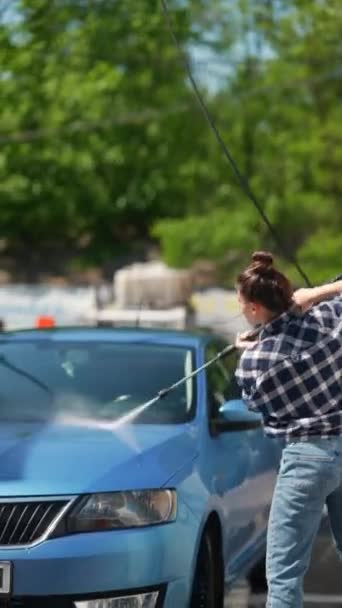 Eine Hochdruck Wasserpistole Wird Verwendet Das Auto Gründlich Waschen — Stockvideo