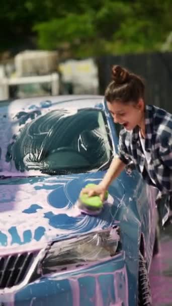 Cena Lavagem Carro Apresenta Uma Garota Encantadora Limpando Seu Carro — Vídeo de Stock