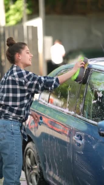 Güzel Genç Bir Kız Arabasını Yıkama Yerinde Sünger Temizlik Solüsyonu — Stok video
