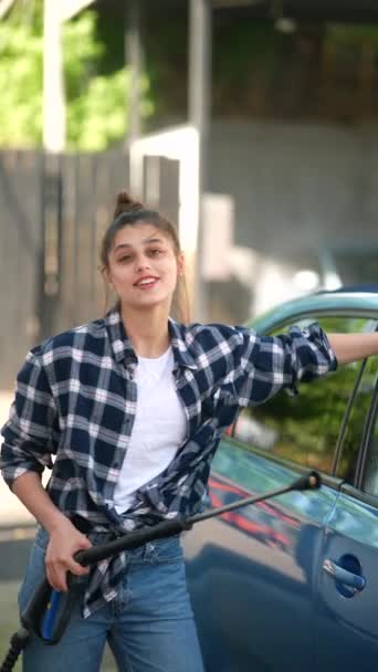 Araba Yıkamacıda Çalışan Genç Bir Kadın Bir Arabanın Arka Planına — Stok video