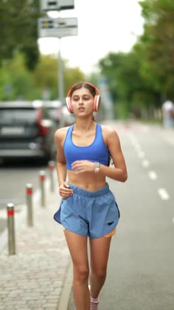 Svém Ranním Běhání Běhá Městě Hezká Dívka Atletických Šatech Sluchátkách — Stock video