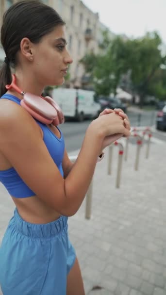 조깅을 운동복과 헤드폰을 여성이 따뜻하게 운동을 있습니다 고품질 — 비디오
