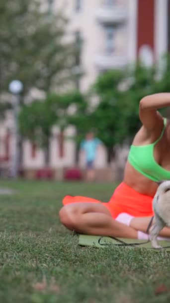 Eine Schöne Junge Frau Sportkleidung Interagiert Einem Sommerpark Spielerisch Mit — Stockvideo
