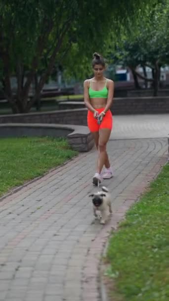 Молодая Красивая Девушка Гуляет Своей Собакой Мопсом Улицам Города Высококачественные — стоковое видео