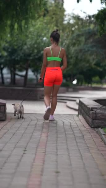 Gatorna Staden Bevittnar Flicka Sällskap Med Sin Mops Hund Promenad — Stockvideo