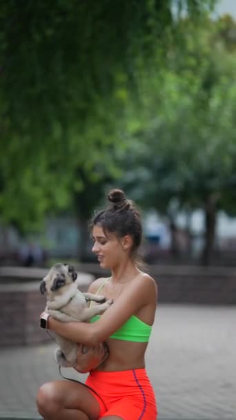 Mitt Stadsmiljön Tar Fantastisk Flicka Sportkläder Promenad Med Sin Hund — Stockvideo