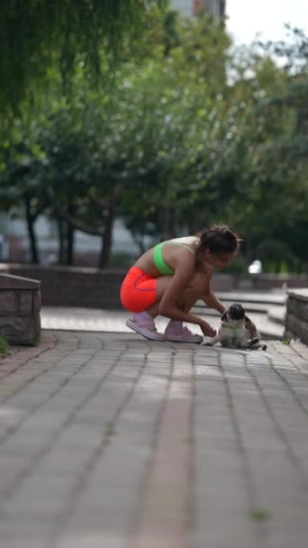 Meio Paisagem Urbana Uma Garota Deslumbrante Caminha Com Seu Cachorro — Vídeo de Stock