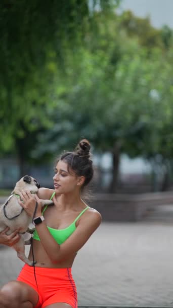 Mitt Stadsmiljön Tar Fantastisk Flicka Sportkläder Promenad Med Sin Hund — Stockvideo
