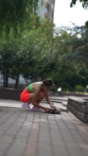 在城市的街道上 一位可爱的年轻女士带着她那只呕吐的狗散步 高质量的4K镜头 — 图库视频影像