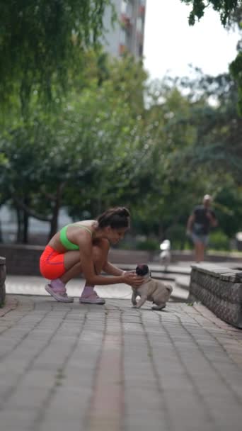 Güzel Bir Kız Köpeğiyle Birlikte Yürürken Şehir Zemin Haline Geliyor — Stok video