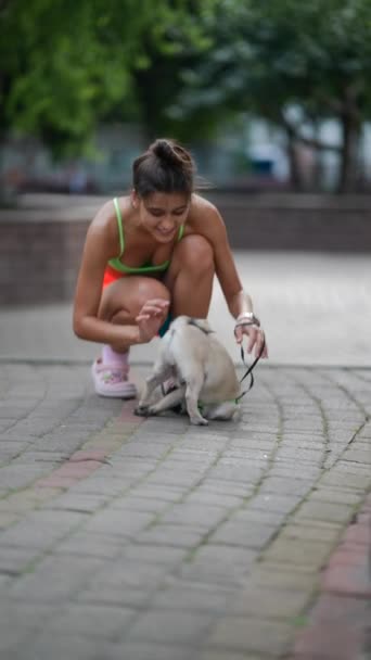 Şehir Ortamının Ortasında Atletik Giyinmiş Çarpıcı Bir Kız Köpeğiyle Oyun — Stok video