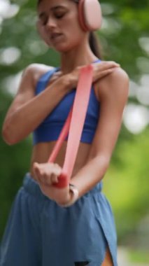 Spor giysisinde, koşusundan önce genç bir bayan spor takımını ısınma turuna dahil ediyor. Yüksek kalite 4k görüntü