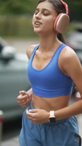 一名身穿运动服的年轻女子在跑步时痛不欲生 高质量的4K镜头 — 图库视频影像