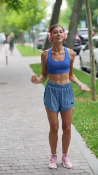 Mladá Dívka Sportovním Oblečení Připravuje Své Tělo Protahováním Před Tím — Stock video