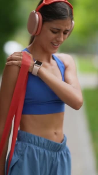 在跑之前 一个身穿运动服的年轻女孩正在和一个健身带一起做伸展运动 高质量的4K镜头 — 图库视频影像