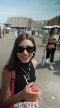 Bir yaz festivalinde, canlı gözlüklü genç bir kadın dans figürlerini sokakta sergiliyor. Yüksek kalite 4k görüntü
