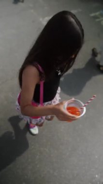 Festivalde dans ederken, çarpıcı genç bir kadın kokteylinden bir yudum alır. Yüksek kalite 4k görüntü