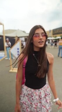  Yaz festivalinde hoş bir genç bayan dolaşırken görülüyor. Yüksek kalite 4k görüntü