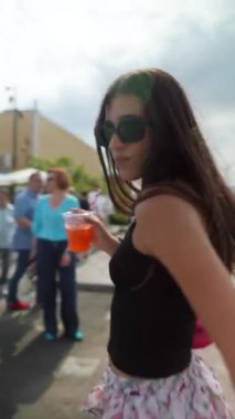 Bir yaz festivalinde sokakta dans eden, gölgeli genç bir kız. Yüksek kalite 4k görüntü