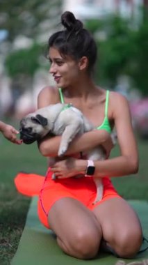 Parkta, genç ve sportif bir kadın köpeğiyle eğleniyor. Yüksek kalite 4k görüntü