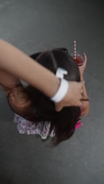 一个年轻貌美的姑娘一边跳舞 一边喝着鸡尾酒 享受着节日的快乐 高质量的4K镜头 — 图库视频影像