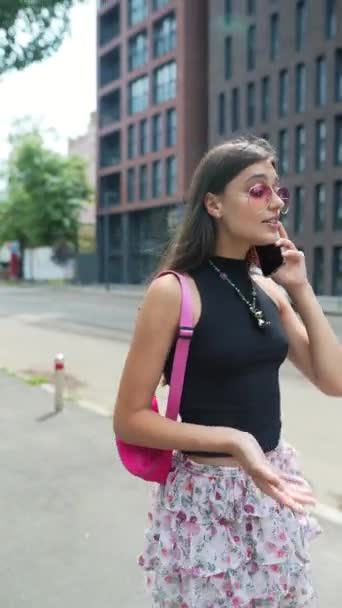 Uma Jovem Alegre Conversa Seu Smartphone Enquanto Caminha Pela Paisagem — Vídeo de Stock