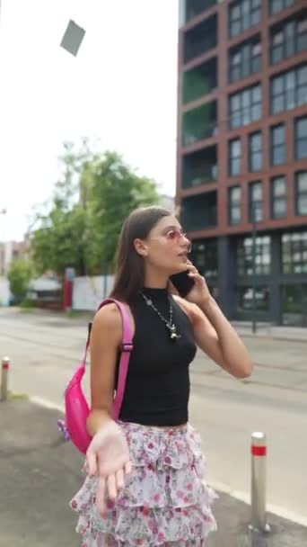 Žhavá Mladá Dáma Která Potuluje Ulicích Města Mluví Svého Chytrého — Stock video