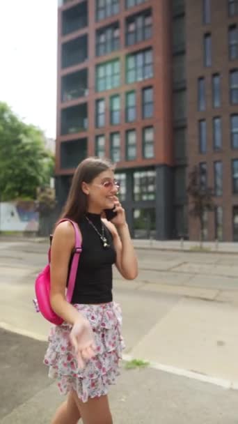 Beszélgetett Okostelefonján Egy Lelkes Fiatal Lány Sétálgatott Város Utcáin Kiváló — Stock videók