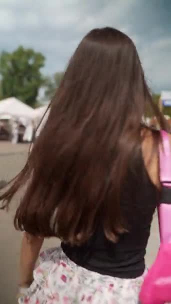 Jalan Festival Musim Panas Seorang Wanita Muda Dengan Kacamata Hitam — Stok Video