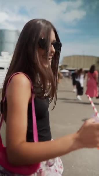 Tętniąca Życiem Młoda Kobieta Okularach Słonecznych Tańczy Ulicy Podczas Letniego — Wideo stockowe