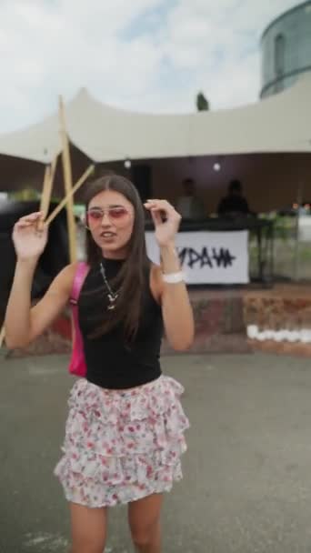 Nyári Fesztiválon Egy Gyönyörű Fiatal Élvezi Kellemes Sétákat Kiváló Minőségű — Stock videók