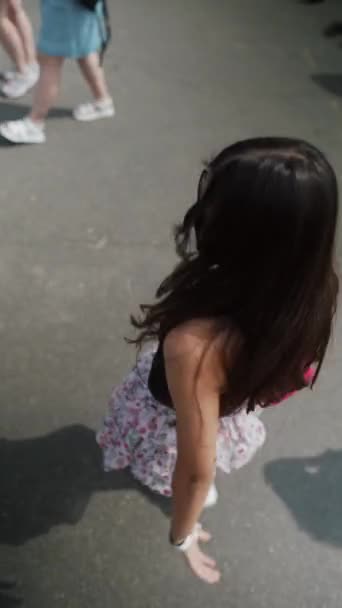 Piękna Młoda Dama Tańczy Pije Koktajl Festiwalu Wysokiej Jakości Materiał — Wideo stockowe