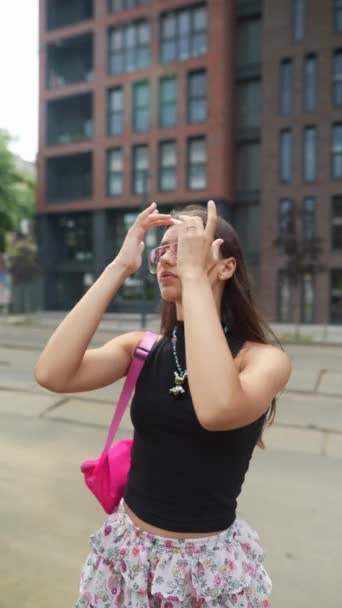 Egy Gyönyörű Fiatal Hozzáigazítja Frizuráját Város Utcáin Kiváló Minőségű Felvételek — Stock videók