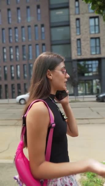Smart Ung Kvinna Chattar Sin Smartphone När Hon Går Genom — Stockvideo