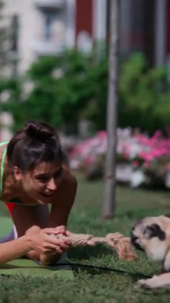 Tânără Frumoasă Îmbrăcată Haine Sportive Încorporează Jocul Câinele Rutina Antrenament — Videoclip de stoc