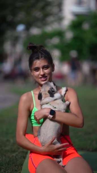 Young Athletic Woman Spends Quality Time Her Pug Dog Park — Stock Video