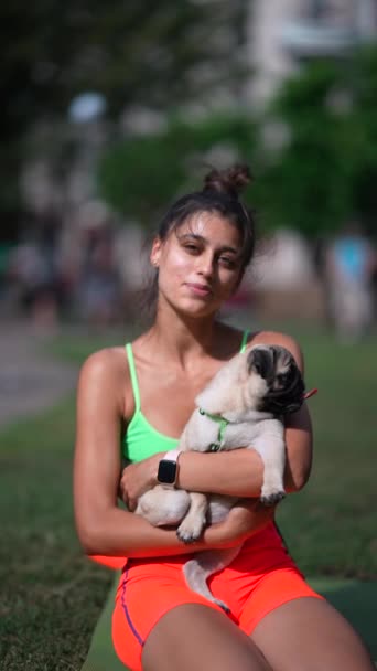 Playfully Interacting Her Pug Dog Sporty Young Lady Enjoys Her — Stock Video