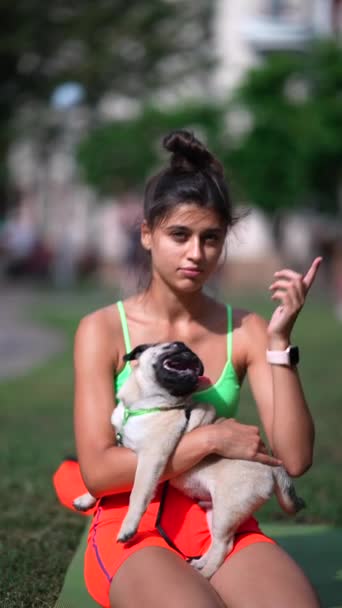 Park Setting Fit Young Woman Playing Her Pug High Quality — Stock Video
