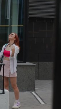 Şehir sokaklarında, iki hayat dolu genç bayan birbirlerinin fotoğraflarını çekiyor. Yüksek kalite 4k görüntü