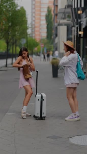 Két Bájos Fiatal Hölgyet Láttak Beszélgetni Miközben Táskákat Bőröndöt Cipeltek — Stock videók