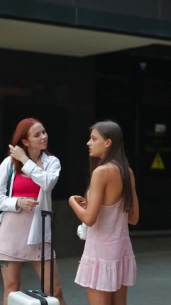 Auf Den Straßen Der Stadt Unterhalten Sich Zwei Jugendliche Und — Stockvideo