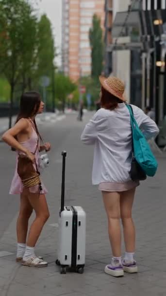 Város Szépsége Közepette Két Fiatal Hölgy Csomagokkal Táskákkal Megvitatja Dolgokat — Stock videók