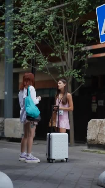 Zwei Freundinnen Beide Schön Und Lebendig Unterhalten Sich Mit Taschen — Stockvideo