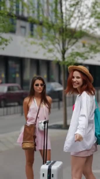 沿着城市街道走的时候 两个提着行李和袋子的朋友在谈话 高质量的4K镜头 — 图库视频影像