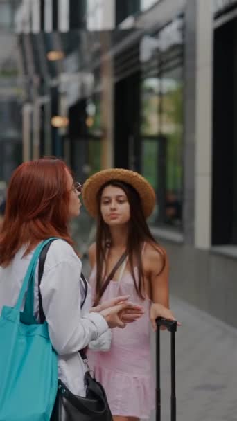 Caminhar Pelas Ruas Cidade Dois Amigos Com Bagagem Malas Conversam — Vídeo de Stock